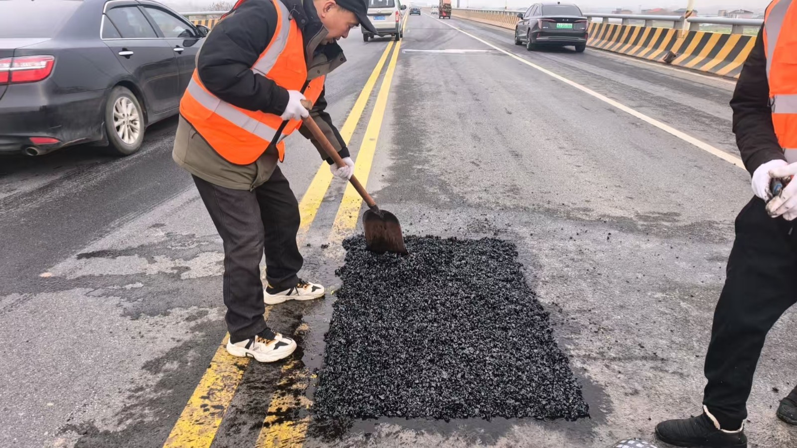 汉寿县公路建设养护中心：全力抢修干线公路 护航春运平安畅通