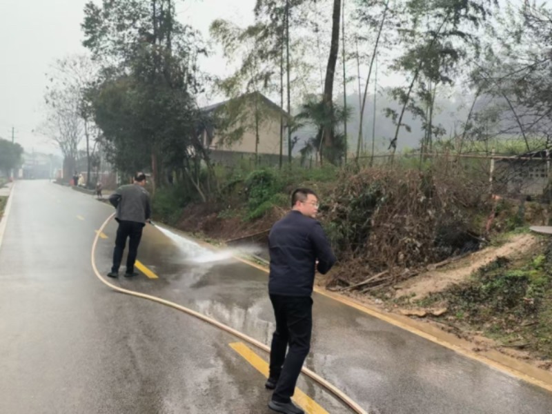 汉寿县朱家铺镇：干群同心扮靓主干道 洁净迎新春