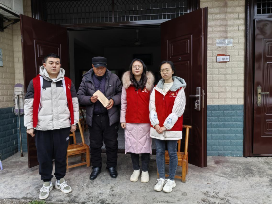 【新春走基层】汉寿县洋淘湖镇年轻干部春节走访慰问困难群众，送物资、贴春联、暖民心