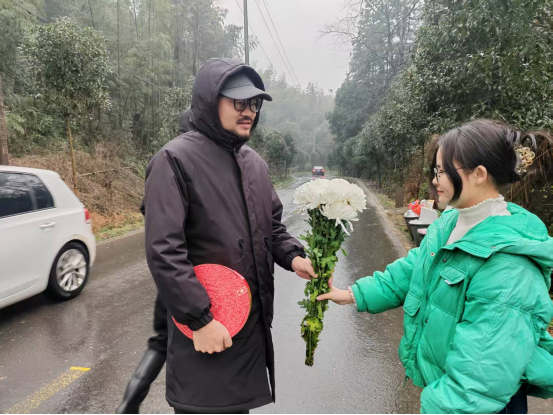 汉寿县丰家铺镇春节推“鲜花换鞭炮”：文明祭扫护青山