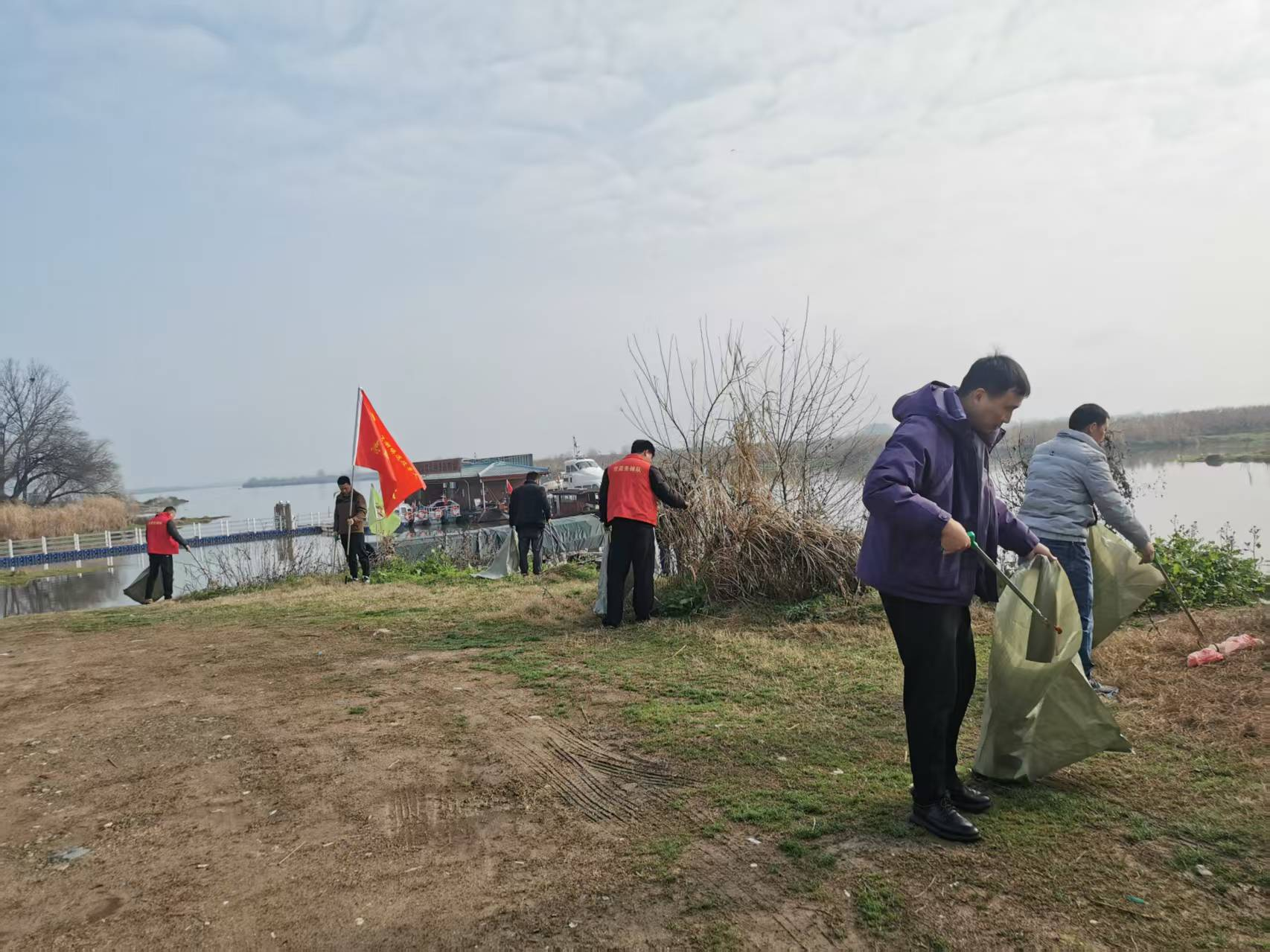 汉寿县岩汪湖镇：开展“志愿红”守护洞庭“生态美”志愿服务活动