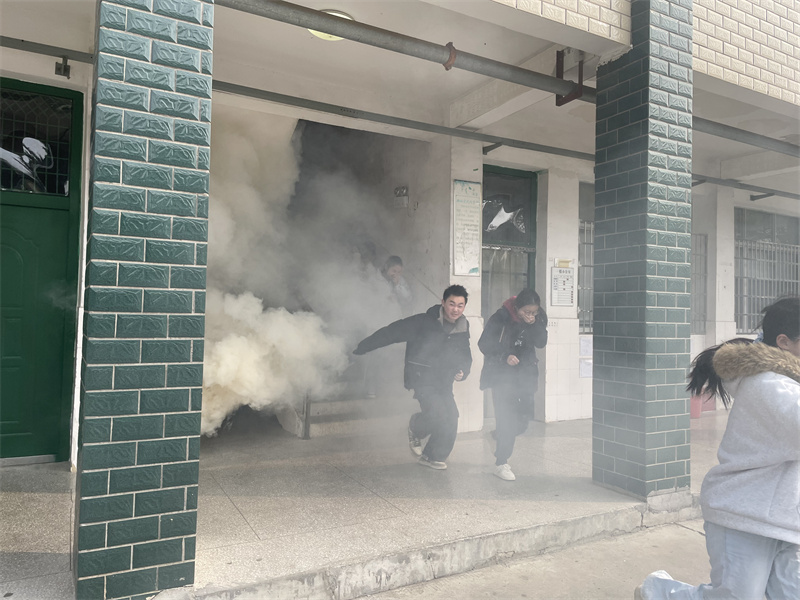 汉寿县岩汪湖镇中学：开展消防安全应急演练