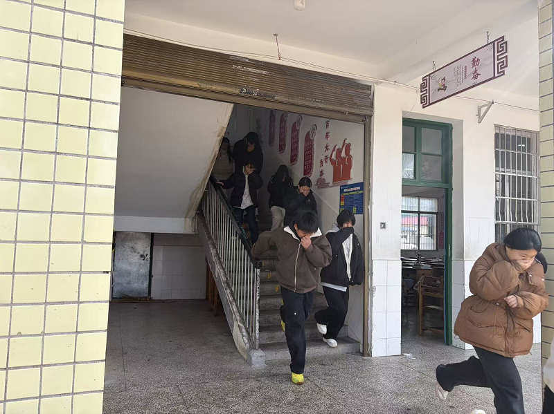 汉寿县朱家铺镇中学：举行消防安全逃生演练