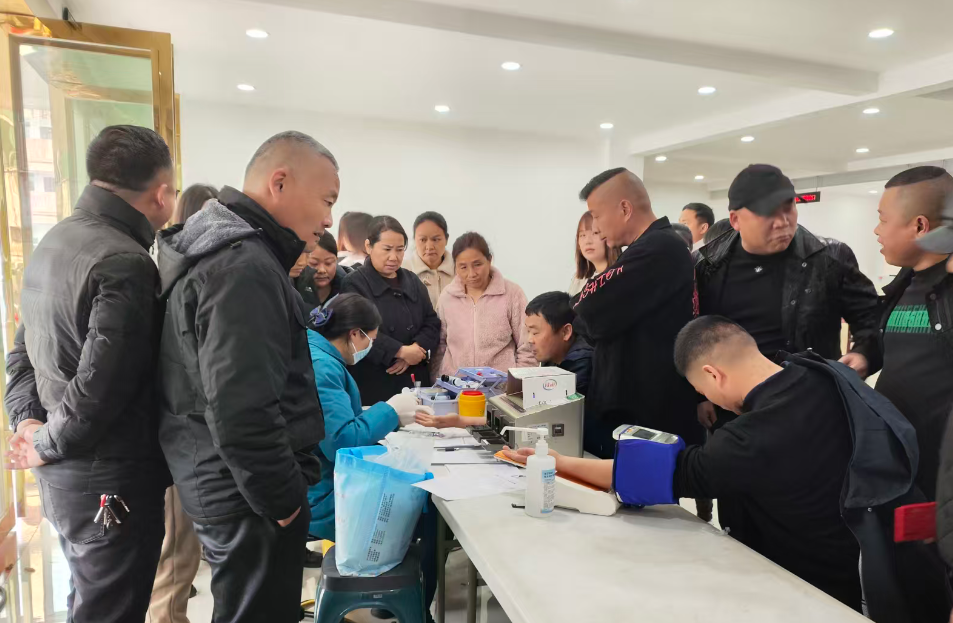 汉寿县岩汪湖镇：热血暖乡镇   爱心传真情