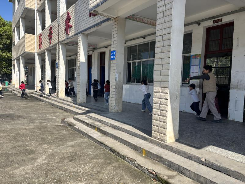 汉寿县洋淘湖镇中学开展应急疏散演练活动