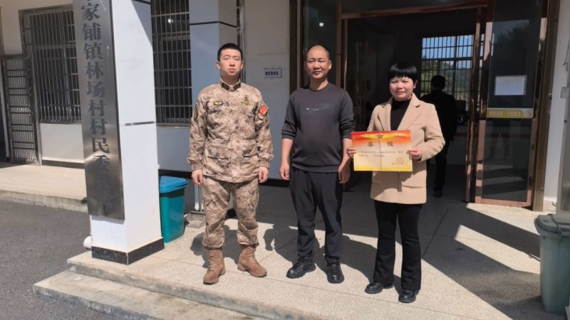 汉寿县朱家铺镇送喜报上门，致敬军属暖人心