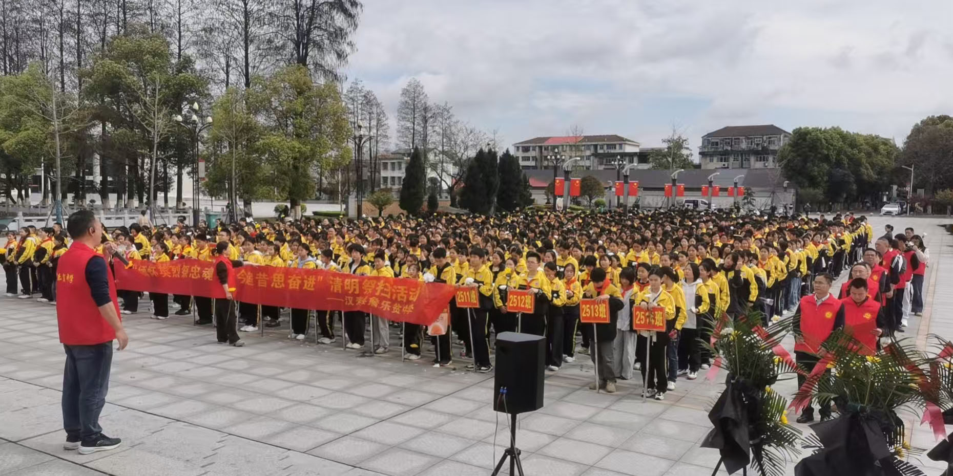 汉寿县詹乐贫中学开展清明祭扫烈士墓活动