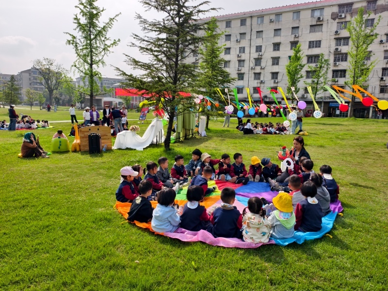 汉寿县中心幼儿园小班开展阅读节草坪故事会