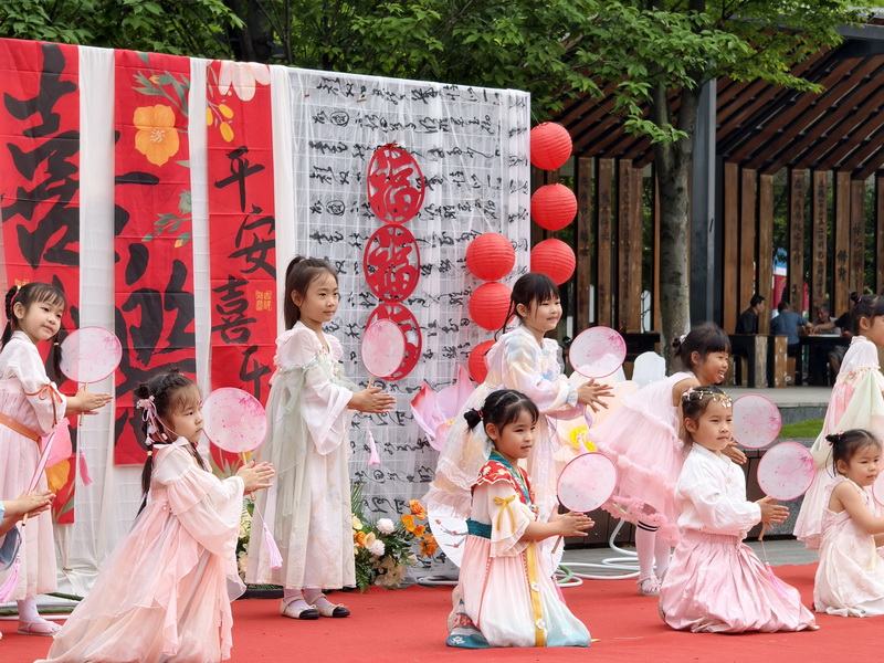 汉寿县机关幼儿园举办 “古韵生辰、智乐雅聚”集体生日会