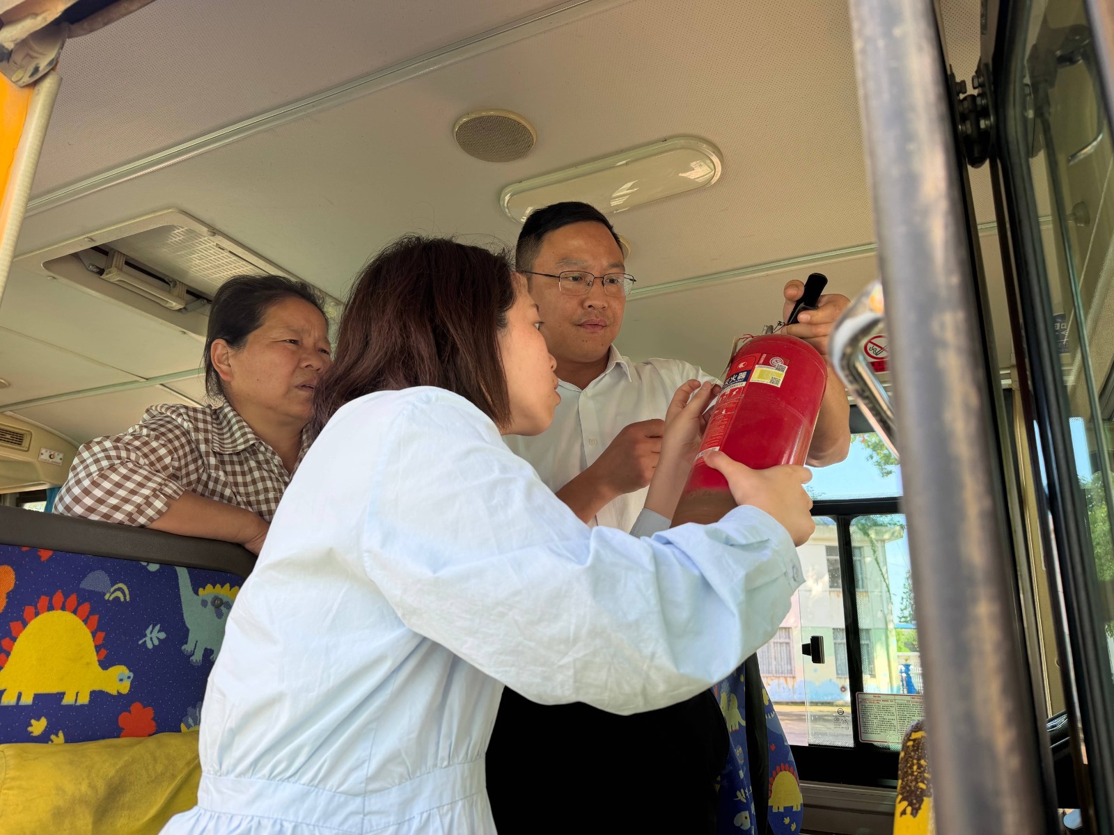 汉寿县洲口镇严查校车与烟花爆竹安全，织密学生出行与公共安全防护网