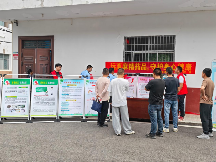 汉寿县丰家铺镇青年干部“送法入户”：禁毒防艾宣传走进田间地头