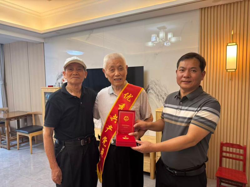 汉寿二中：上门为离退休老党员颁发“光荣在党50年”纪念章