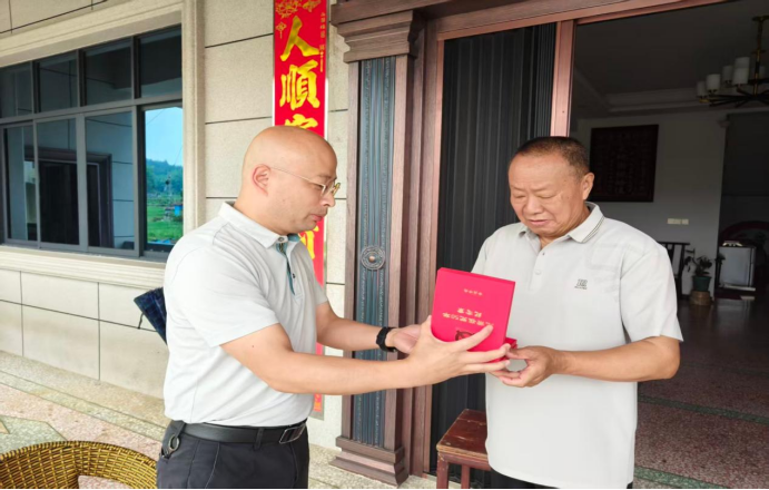 汉寿县丰家铺镇：镇党委书记上门致敬优秀老党员