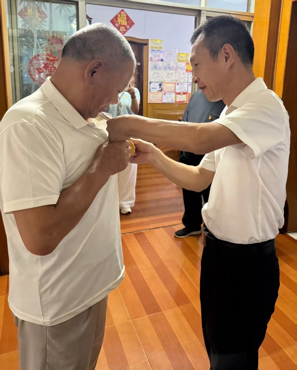 汉寿县市场监督管理局：为老党员颁发“光荣在党50年”纪念章