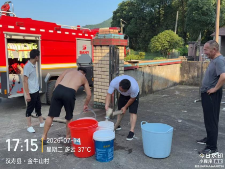 汉寿县丰家铺镇：炎夏送水润民心，急难愁盼显担当