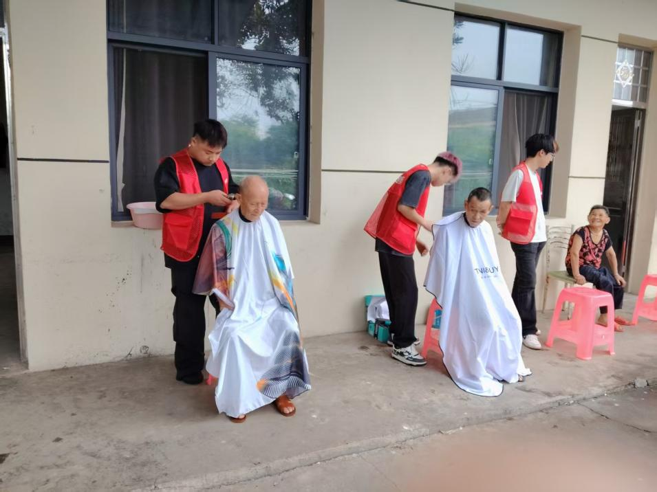 汉寿县蒋家嘴镇：爱心义剪送关怀，便民服务暖心间