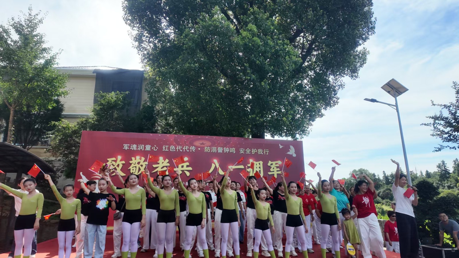 汉寿：红花赠老兵，歌舞庆八一！蒋家嘴镇金架坝村这场汇演暖意满满