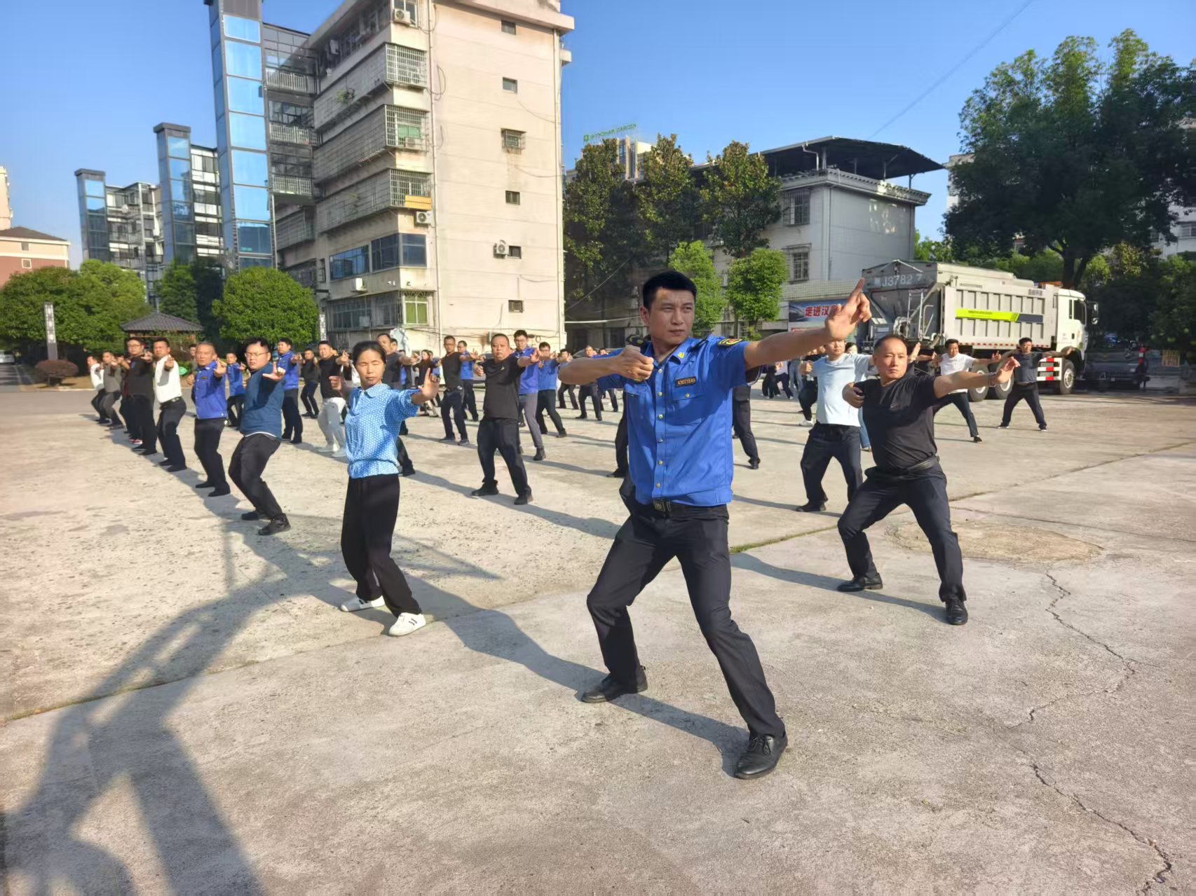 汉寿县城市管理和综合执法局：响应号召全民健身，干部职工练八段锦