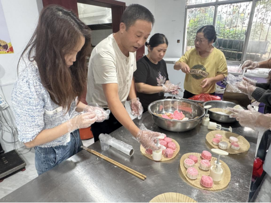 【我们的节日・中秋】汉寿县坡头镇：干群同心协力，巧手共迎中秋