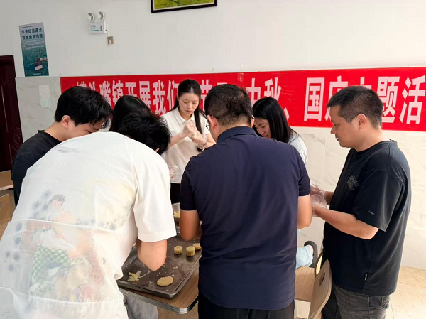 【我们的节日·中秋】汉寿县罐头嘴镇：月满中秋聚合力 巧手制饼暖人心