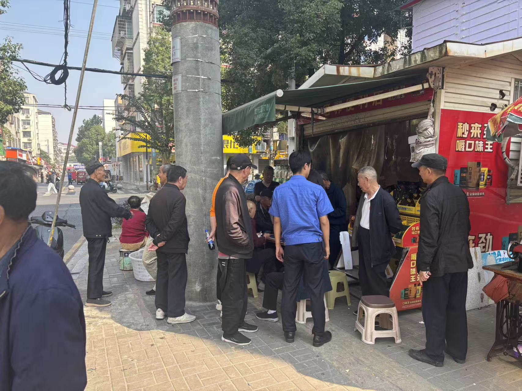 汉寿县城市管理和综合执法局：清理盲道占道乱象 保障视障群体出行安全
