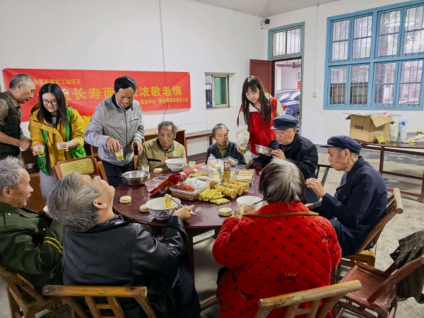 罐头嘴镇开展“我们的节日·重阳”敬老院慰问活动